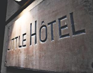 パリにあるLittle Hôtelのイリノイ大学の看板