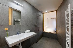 Bilik mandi di Hotel Wolf