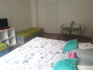 Postel nebo postele na pokoji v ubytování Apartmány Karlštejn