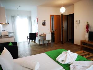 una camera d'albergo con un letto e un soggiorno di Casa dos Avós Apartments a Funchal