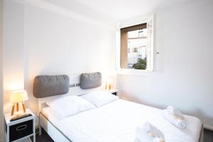 アンティーブにあるBNB RENTING Chez Dominique - 1 chbre 2-4pers Centre Antibes Migrainierの窓付きの客室の白いベッド1台