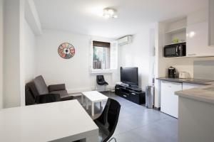 アンティーブにあるBNB RENTING Chez Dominique - 1 chbre 2-4pers Centre Antibes Migrainierのキッチン、リビングルーム(テーブル付)