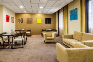 A seating area at Crowne Plaza Venice East by IHG