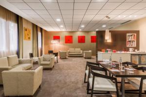 A seating area at Crowne Plaza Venice East by IHG