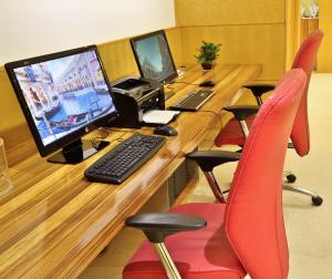 A television and/or entertainment centre at Crowne Plaza Venice East by IHG