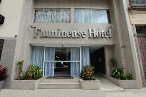 Hotel aumanince con un cartello sulla parte anteriore di Fluminense Hotel a Rio de Janeiro