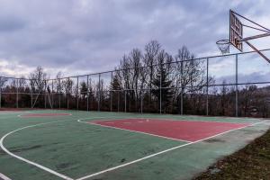 Tenis a/nebo squash v ubytování Titagion Hotel nebo okolí