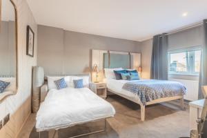 um quarto de hotel com duas camas e um espelho em Palm Court Hotel em Aberdeen