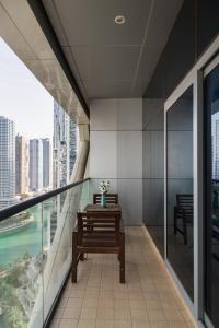 Fotografie z fotogalerie ubytování HiGuests - Cozy Studio With Panoramic Views on the Lake v Dubaji