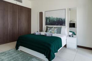 Fotografie z fotogalerie ubytování HiGuests - Cozy Studio With Panoramic Views on the Lake v Dubaji + 15 fotografií