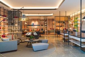 ジャカルタにあるSwissôtel Jakarta PIK Avenueのソファーとテーブルのある店舗のロビー