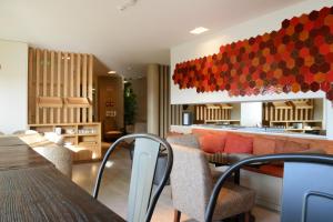 uma sala de jantar com mesa e cadeiras em Hotel Spot Family Suites em Porto