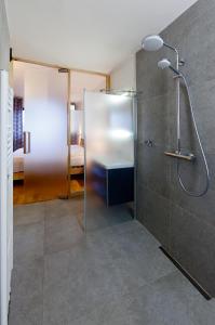 Bilik mandi di Hotel Wolf