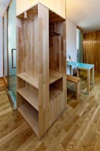プラハにあるHotel Wolfのテーブル付きの部屋内に大きな木製本棚