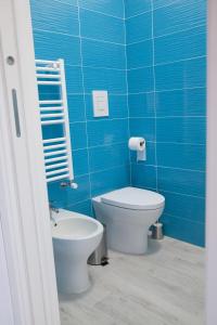 uma casa de banho azul com um WC e um lavatório em Poly's House em Torre Annunziata