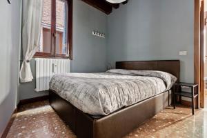 a bedroom with a bed in a room with a window at Castello Cozy Apart x4 - Calle Crosera in Venice