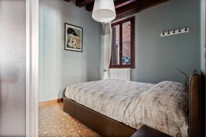 a bedroom with a bed and a window at Castello Cozy Apart x4 - Calle Crosera in Venice