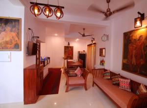 Nirrvaan homestay في فاركَالا: غرفة معيشة مع أريكة وطاولة