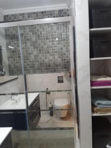 Baño pequeño con aseo y lavamanos en Sweet home en Kenitra