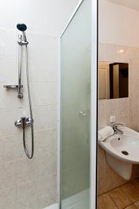 Bilik mandi di Hotel Wolf