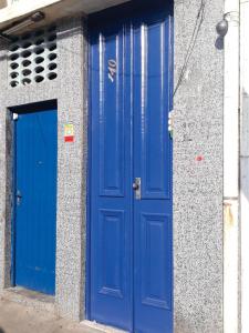 Hostel Sapucali في ريو دي جانيرو: الباب الأزرق على جانب المبنى