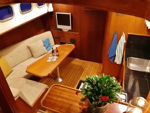 een woonkamer met een bank en een tafel op een boot bij Motor Yacht Almaz in Amsterdam