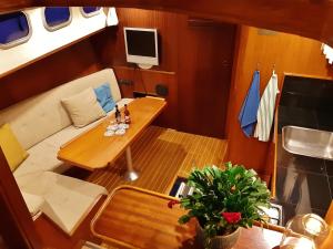 Μια τηλεόραση ή/και κέντρο ψυχαγωγίας στο Motor Yacht Almaz