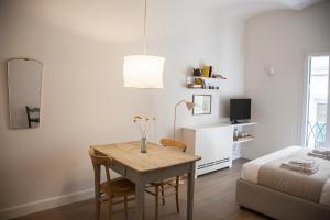 a bedroom with a dining room table and a bed at Pietrapiana Boutique Apartments in Florence
