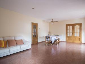 sala de estar con sofá blanco y mesa en Belvilla by OYO Casa Crepuscle, en El Vendrell