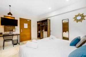 South Wind Guesthouse房間的床