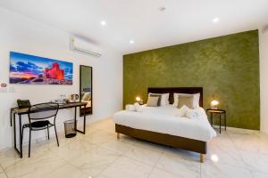 South Wind Guesthouse房間的床