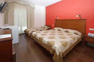 Postel nebo postele na pokoji v ubytování Sun Beach Hotel