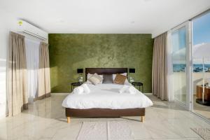 South Wind Guesthouse房間的床
