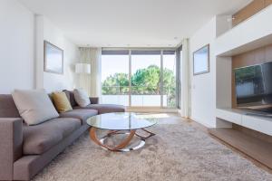 ein Wohnzimmer mit einer Couch und einem Couchtisch in der Unterkunft HHBCN Beach Apartment Gava #2 in Gavà