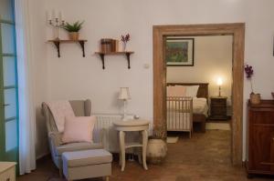 - un salon avec une chaise et un miroir dans l'établissement Hengermalom Kúria, à Szécsény