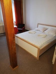 sypialnia z dużym łóżkiem z białą pościelą w obiekcie Zajazd Rybaki w mieście Płock