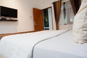 Кровать или кровати в номере Hotel Netral Jombang