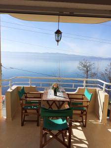 ペスタニにあるApartmani BAKULEの海が見えるバルコニーにテーブルと椅子がある