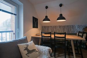 uma sala de estar com uma mesa de jantar e cadeiras em Ruprecht Apartment em Vrchlabí