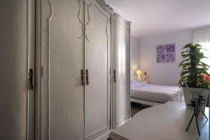 Posteľ alebo postele v izbe v ubytovaní Vivalidays Rosalia - LLoret de Mar centro
