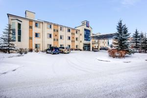 レッドディアにあるMotel 6-Red Deer, ABの建物前の雪屋根付き駐車場