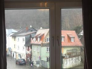 una ventana con vistas a un grupo de edificios en Hotel zum Taunus, en Eppstein