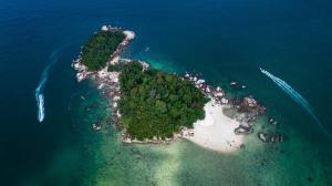 eine Insel mitten im Wasser in der Unterkunft Sea & Wave #2 Coral Bay Apartment in Pulau Pangkor