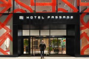 een man die een hotelingang uitloopt bij Hotel Passage in Brno