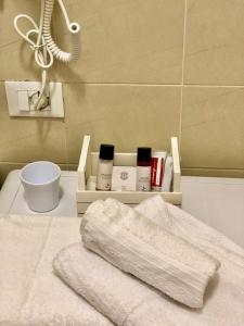 - Baño con toalla y otros artículos en la cama en Franciacorta flat & bollicine en Passirano