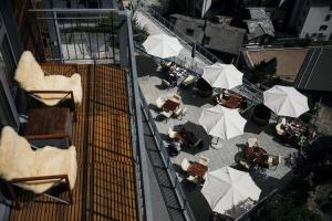 una vista aérea de un patio con mesas y sombrillas en The Omnia, en Zermatt