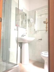 een badkamer met een wastafel en een toilet bij San Daniele Bundi House in Rome +45 foto's