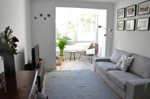 a living room with a couch and a tv at Cascais Family & Friends in Cascais
