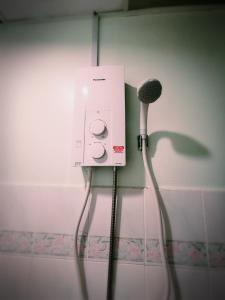 ein Haartrockner und ein Föhn in einem Badezimmer in der Unterkunft Sea & Wave #2 Coral Bay Apartment in Pulau Pangkor