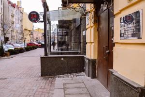 una ventana de una tienda en una calle de la ciudad en CentrRoomKiev en Kiev